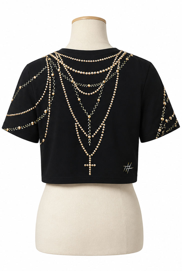 T-shirt Cropped Nera con Decorazione "Trompe-l'œil" di Gioielli e Borchie
